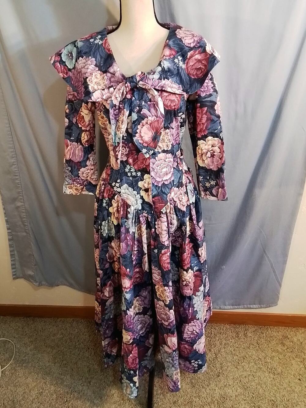 Robbie Bee vintage floral print dress , mixed colors.